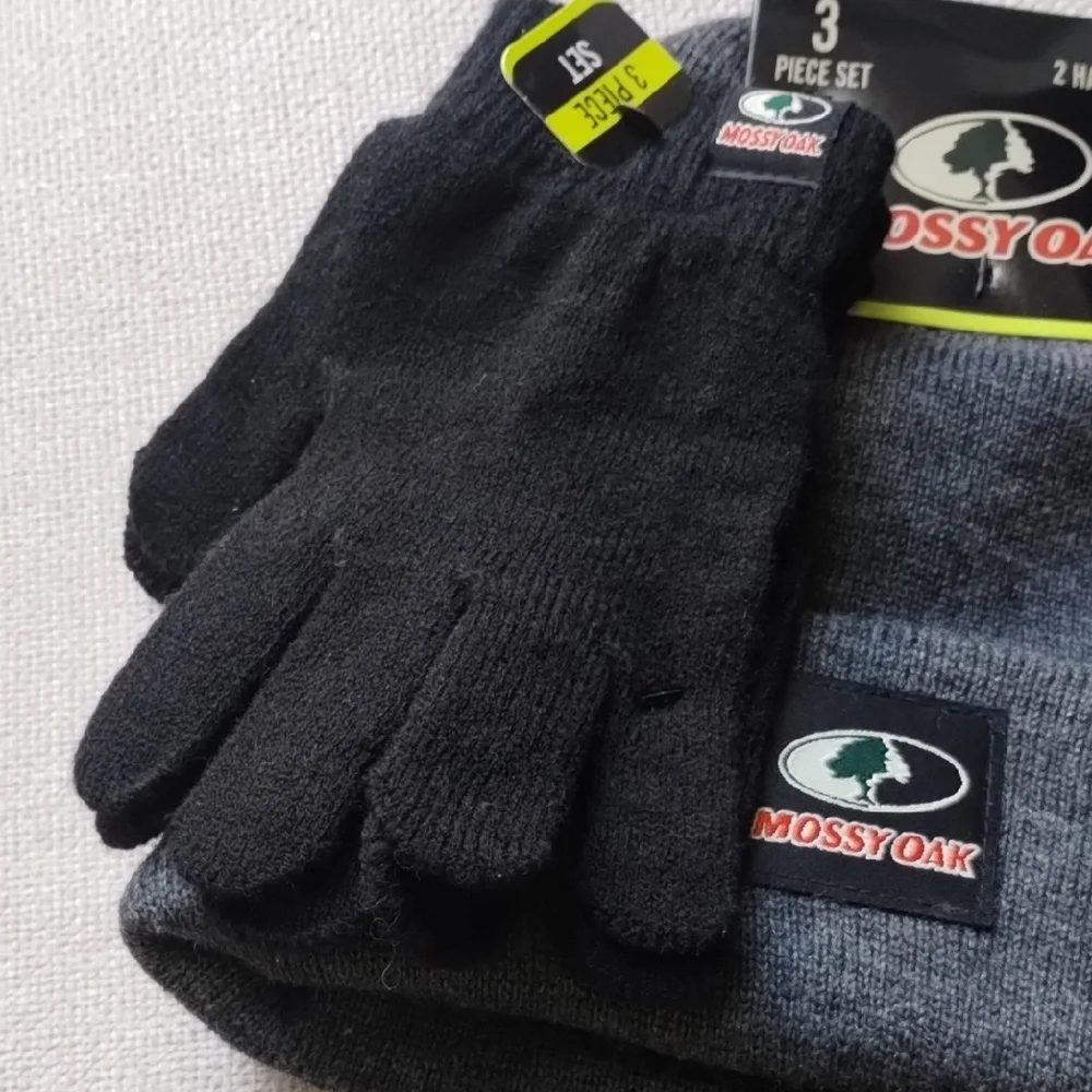Mossy Oak Black and Gray Gloves and Beanie Set - Picture 6 of 6